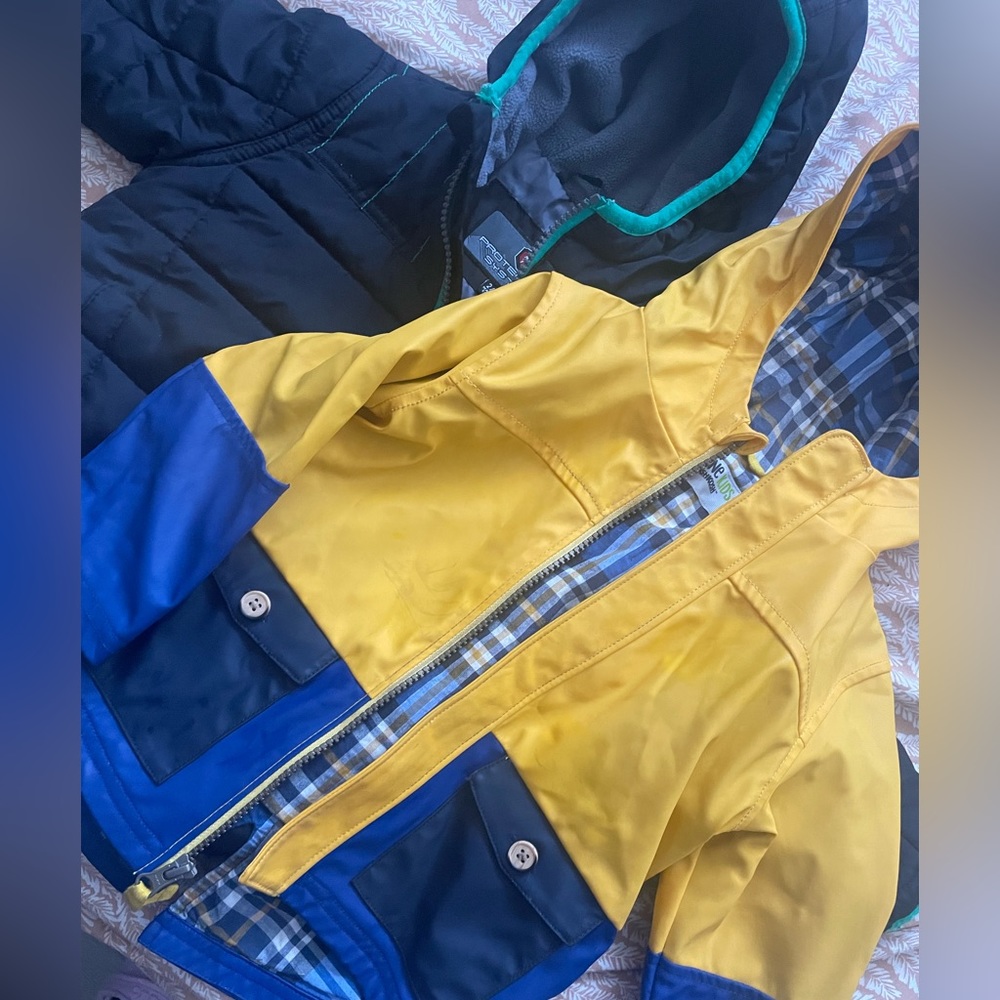 Bundle of boys puffer jacket and rain jacket. In excellent preloved condition.